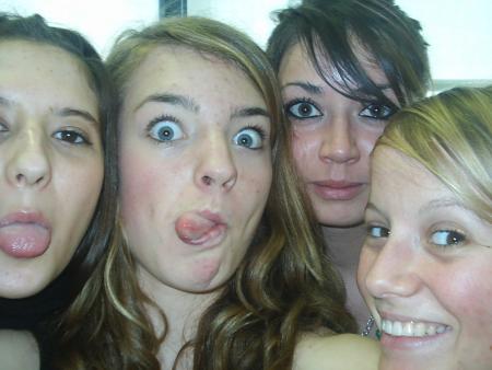 les filles en cour de com.